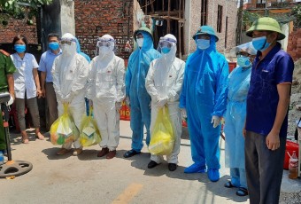 Việt Yên xuyên trưa lấy mẫu xét nghiệm Covid – 19 cho người dân trong vùng phong tỏa xóm Lĩnh, thôn Đức Liễn xã Hồng Thái