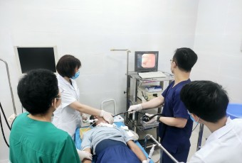 TTYT Việt Yên: Mở khí quản cấp cứu, nội soi lấy dị vật đường thở thành công