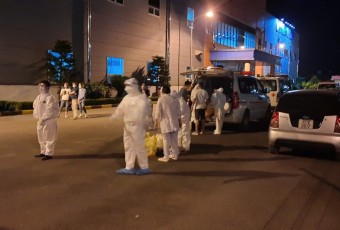 Nhân viên y tế thức trắng đêm lấy mẫu xét nghiệm Covid-19 cho toàn bộ công nhân công ty TNHH ShinYoung Việt Nam sau khi ghi nhận có ca nhiễm Covid - 19