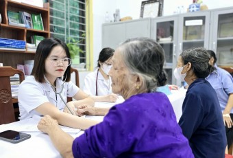 GẦN 1000 NGƯỜI DÂN VÙNG LŨ ĐƯỢC KHÁM BỆNH VÀ CẤP PHÁT THUỐC MIỄN PHÍ
