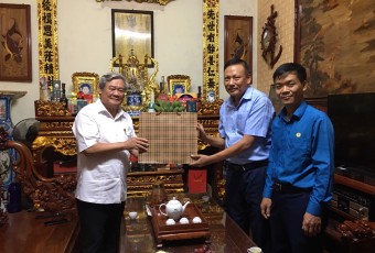 Trung tâm Y tế huyện Việt Yên: Tổ chức thăm hỏi, động viên và tặng quà nhân dịp 76 năm ngày Thương binh - Liệt sĩ.