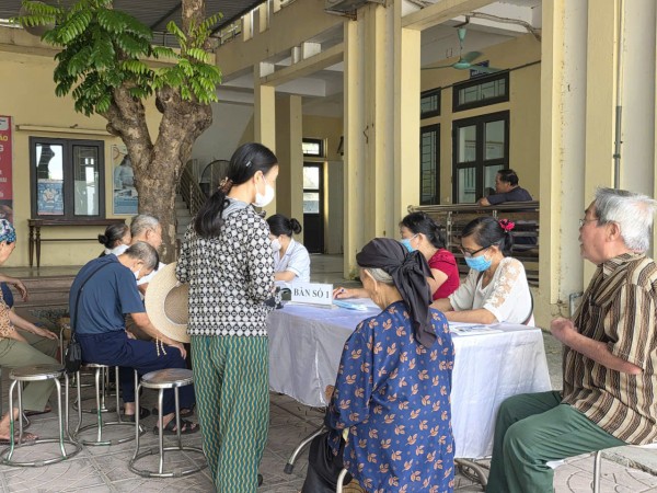 BỆNH VIỆN ĐA KHOA VIỆT YÊN PHỐI HỢP TỔ CHỨC KHÁM SÀNG LỌC MIỄN PHÍ BỆNH KHÔNG LÂY NHIỄM CHO NGƯỜI DÂN PHƯỜNG TỰ LẠN